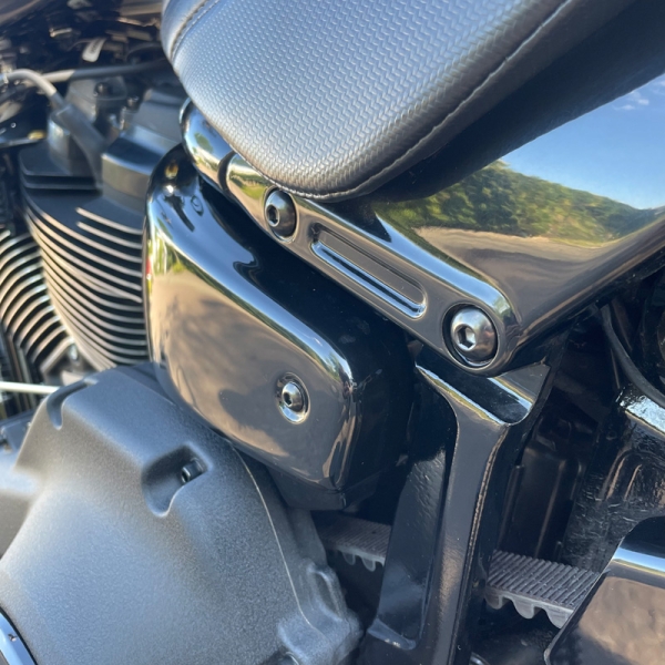Fender Struts Schrauben 4x Unter Sitz - pass. f HD Softail ab 07 | Old-Skull Brothers